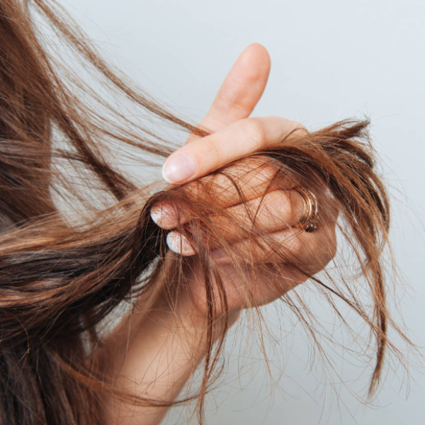 Cheveux abîmés : les solutions pour retrouver des cheveux forts et éclatants