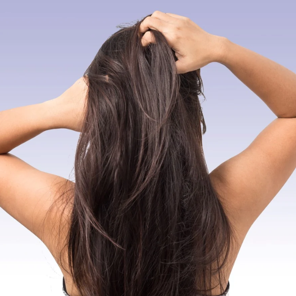 Cheveux gras : conseils et soins pour réguler l'excès de sébum