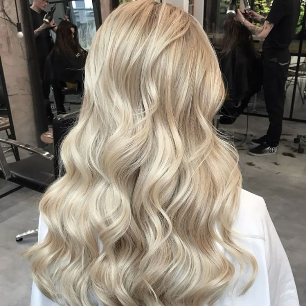 Comment préserver l’éclat de vos cheveux blonds entre deux rendez-vous au salon?